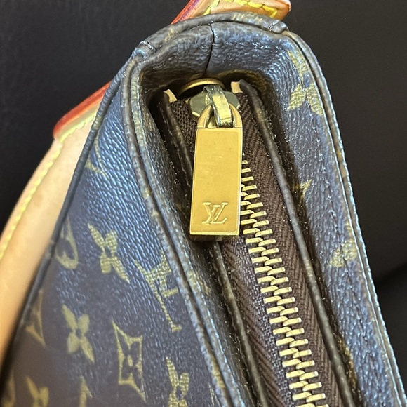 Louis Vuitton Looping MM Monogram Shoulder Bag - Picture 7 of 16